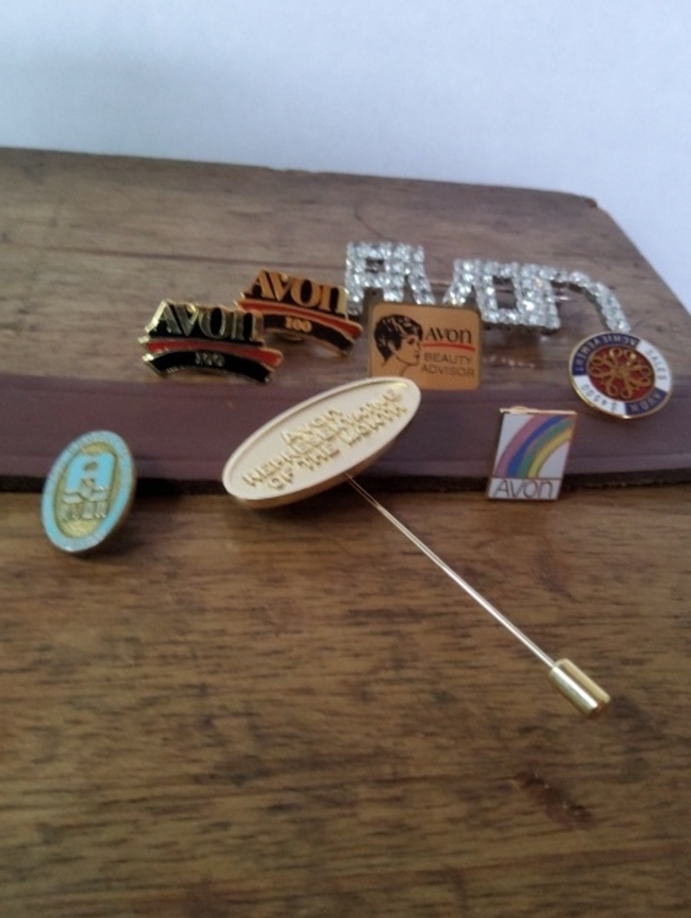 Bundle Avon Pins/brooch Eight.